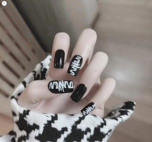 Get the Perfect Manicure with Our Stunning Collection of Women's Fake Nails (Type: Black & White Scribbles)